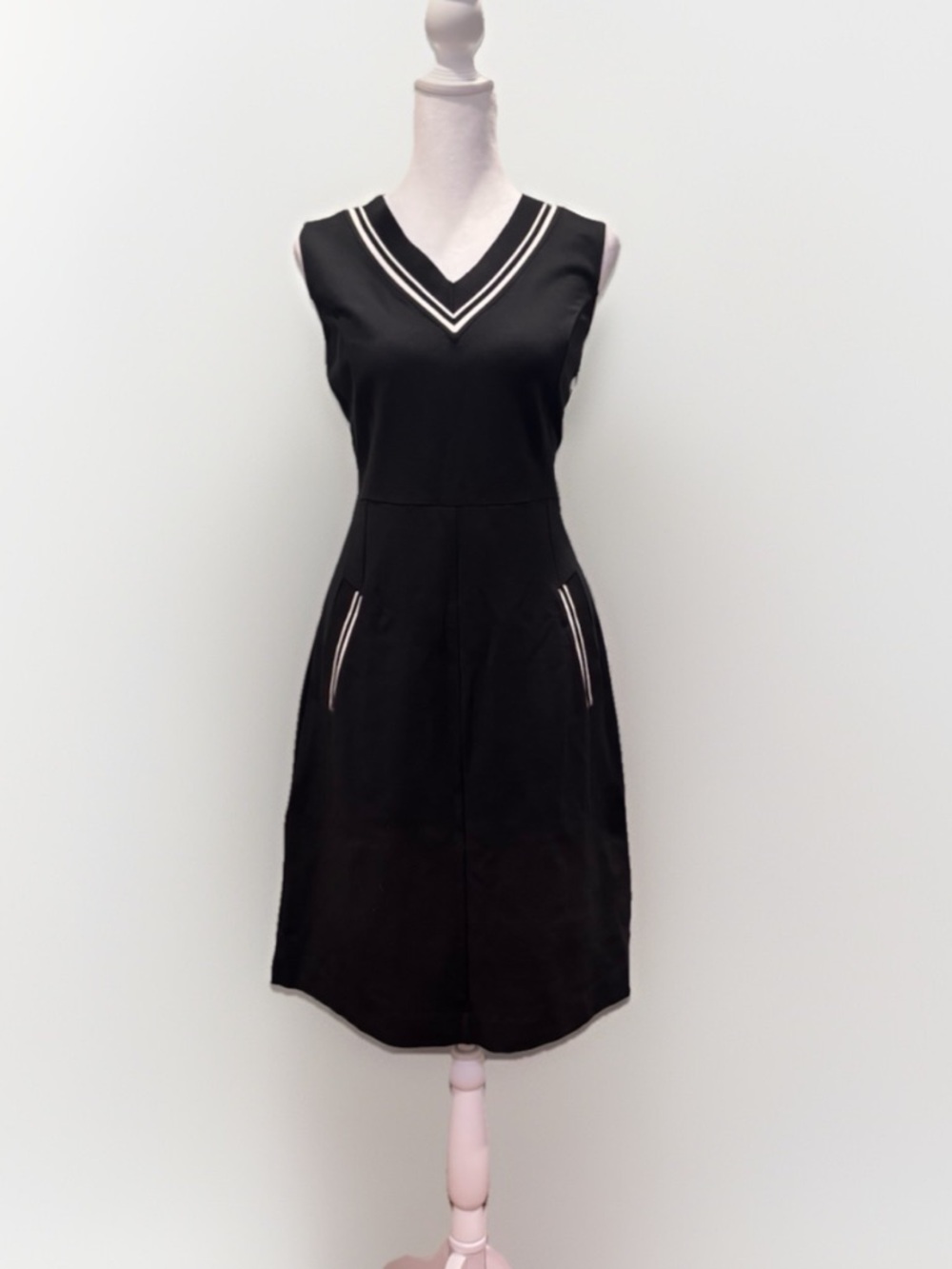 Lands’ End Black A-Line Dress Size 8 Sleeveless V-Neck Preppy Pockets